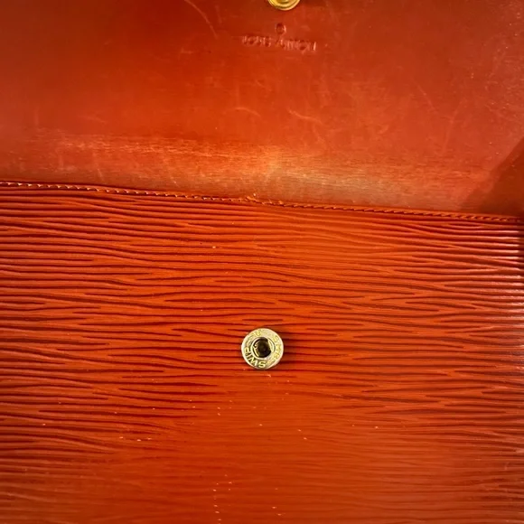 Vintage authentic Louis Vuitton Epi leather wallet - Picture 9 of 9
